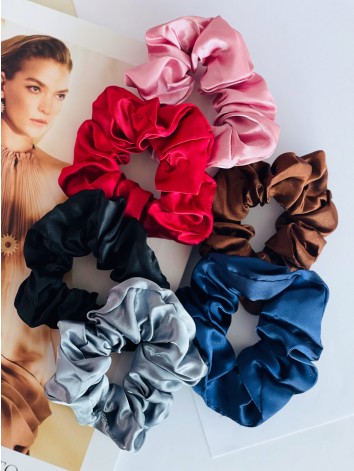 Scrunchie saténová gumička do vlasů - hnědá