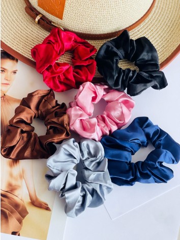 Scrunchie saténová gumička do vlasů - hnědá