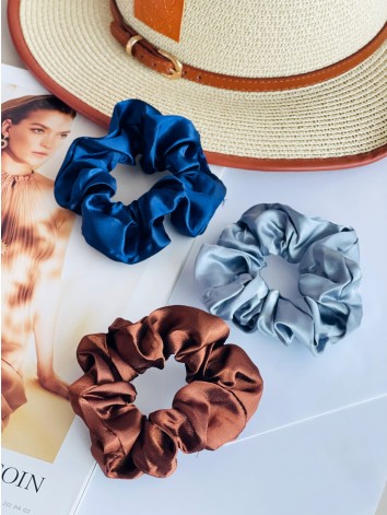 Scrunchie saténová gumička do vlasů - hnědá