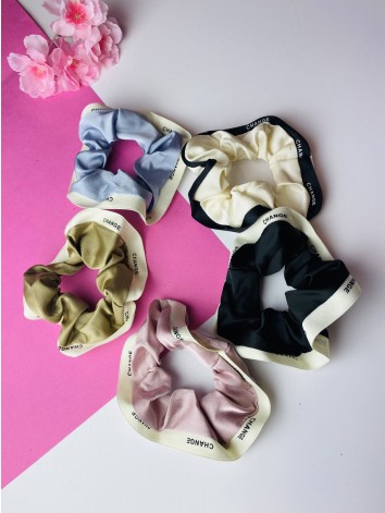 Scrunchie černá saténová gumička do vlasů CHANGE